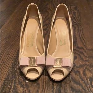 Ferragamo heels in nude patent leather , 7.5